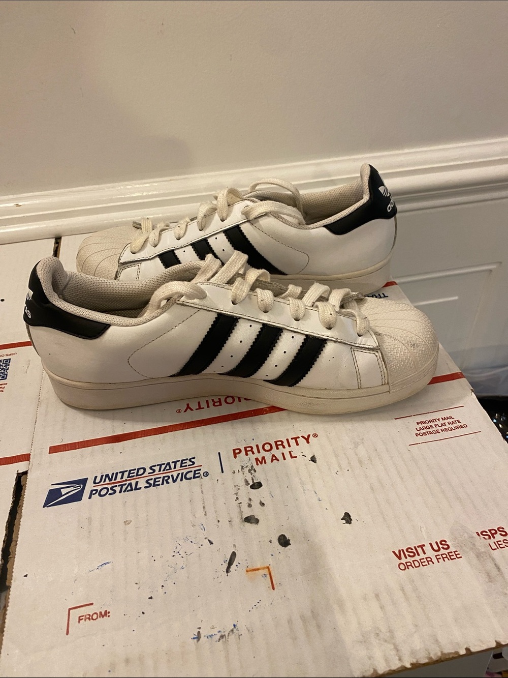 Adidas size 7 Sneakers good condition